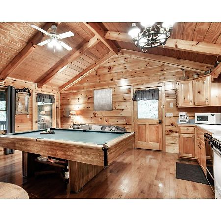 Peekaboo With Hot Tub, Pool Table, And Jacuzzi Villa Пиджен Фордж Екстериор снимка