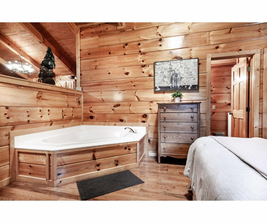 Peekaboo With Hot Tub, Pool Table, And Jacuzzi Villa Пиджен Фордж Екстериор снимка