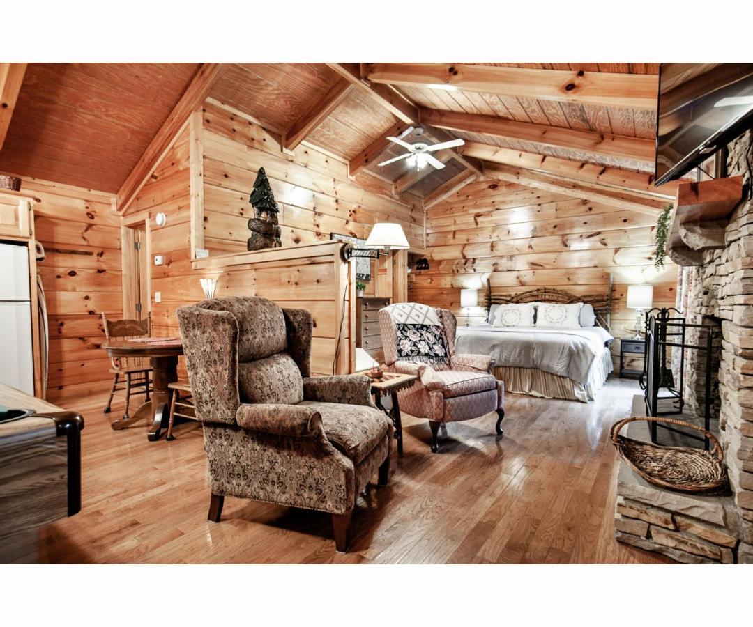 Peekaboo With Hot Tub, Pool Table, And Jacuzzi Villa Пиджен Фордж Екстериор снимка