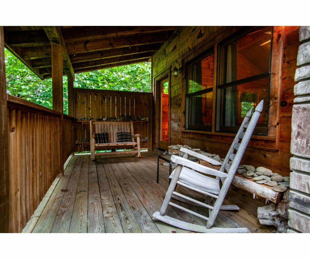 Peekaboo With Hot Tub, Pool Table, And Jacuzzi Villa Пиджен Фордж Екстериор снимка