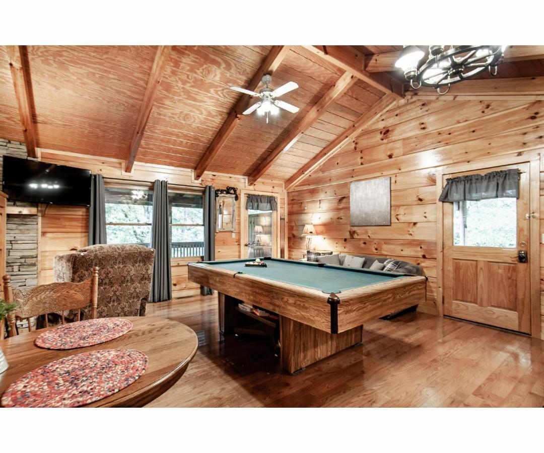 Peekaboo With Hot Tub, Pool Table, And Jacuzzi Villa Пиджен Фордж Екстериор снимка