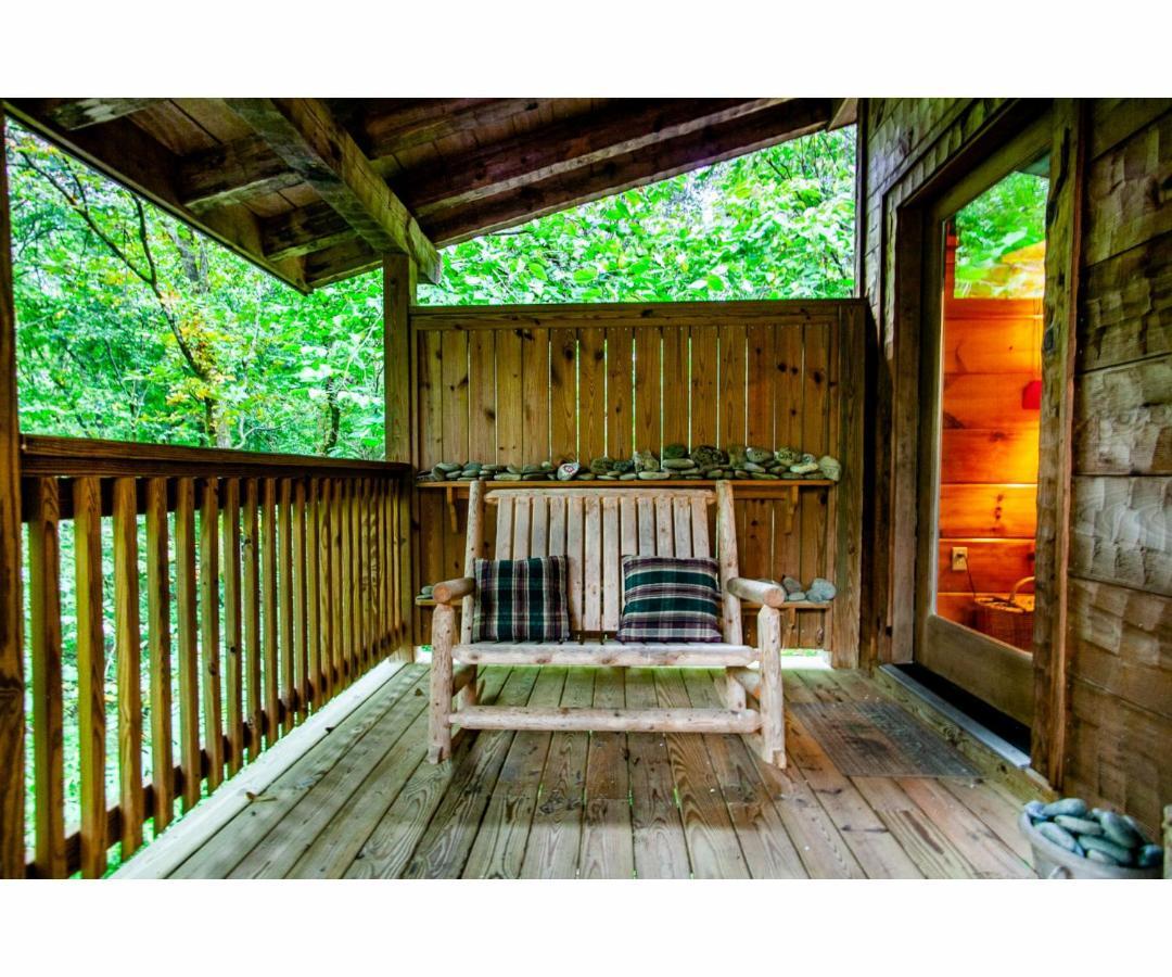 Peekaboo With Hot Tub, Pool Table, And Jacuzzi Villa Пиджен Фордж Екстериор снимка