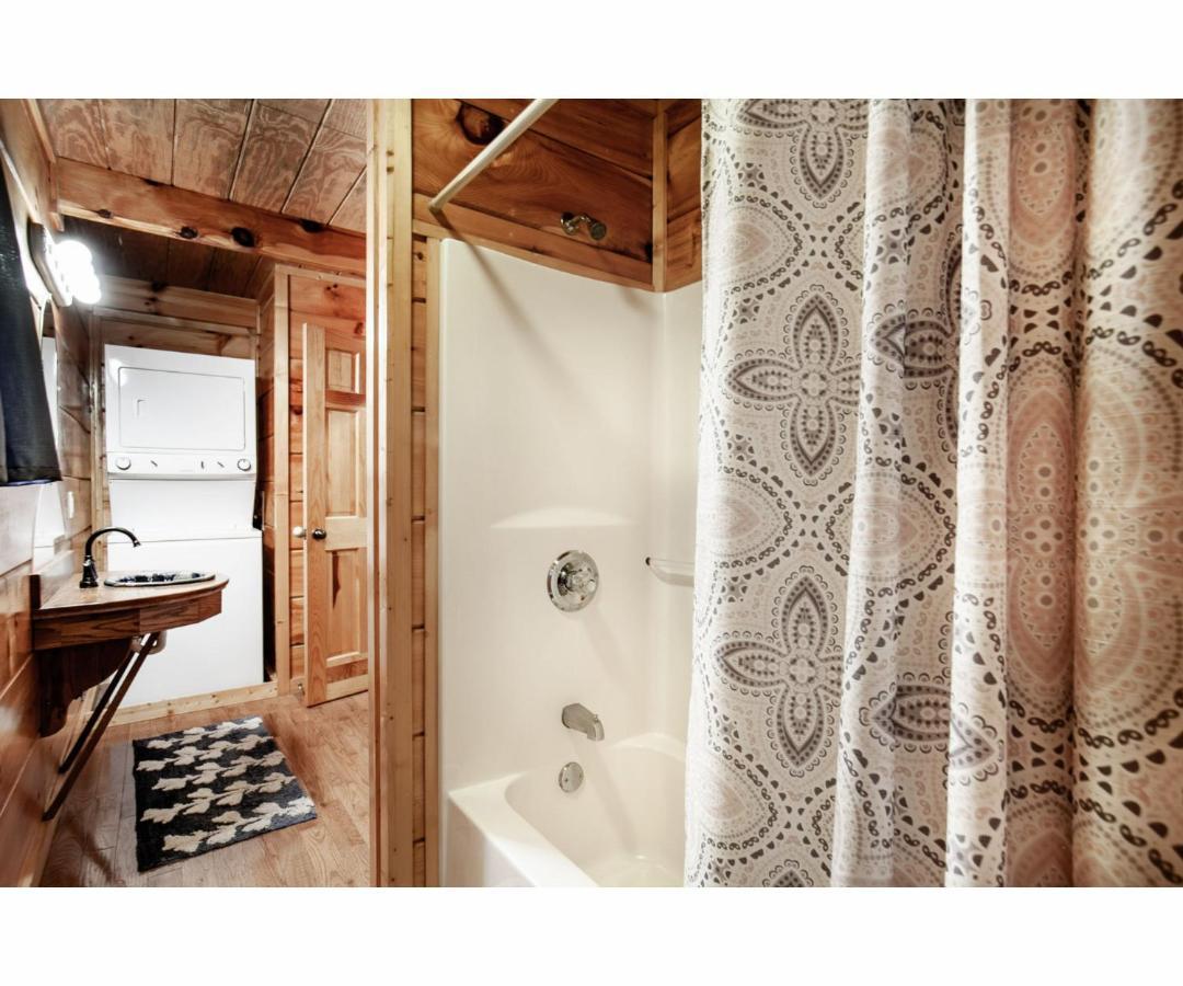Peekaboo With Hot Tub, Pool Table, And Jacuzzi Villa Пиджен Фордж Екстериор снимка