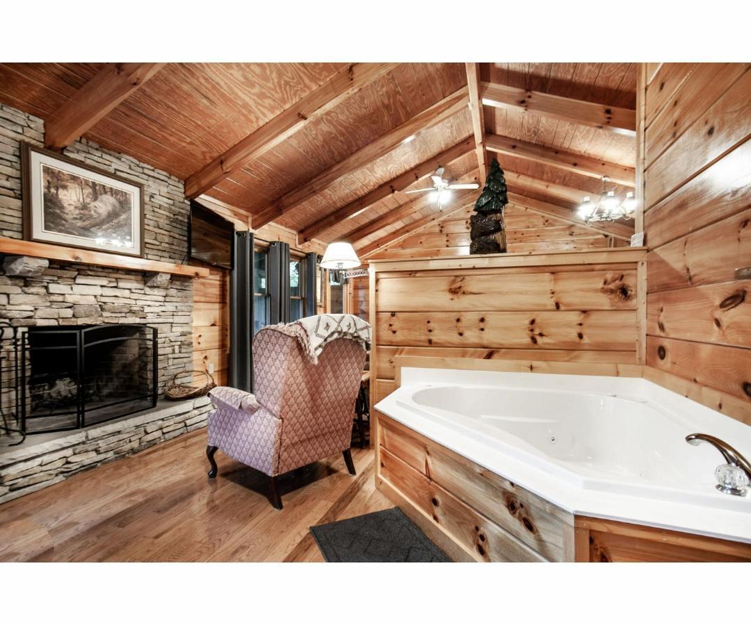 Peekaboo With Hot Tub, Pool Table, And Jacuzzi Villa Пиджен Фордж Екстериор снимка