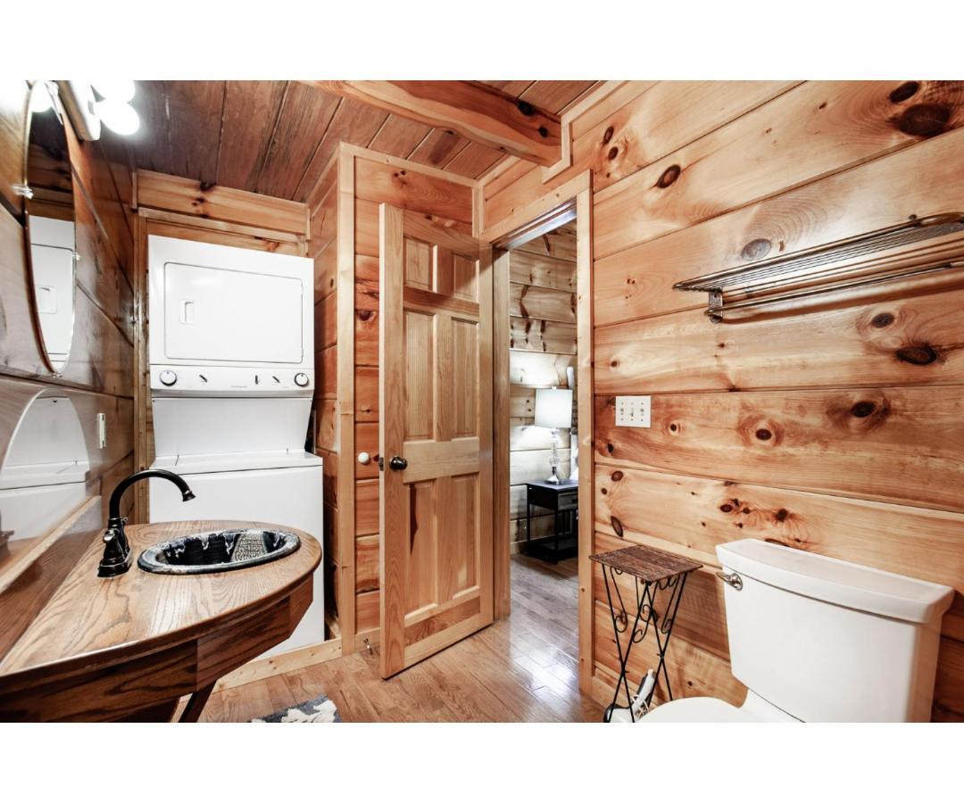 Peekaboo With Hot Tub, Pool Table, And Jacuzzi Villa Пиджен Фордж Екстериор снимка