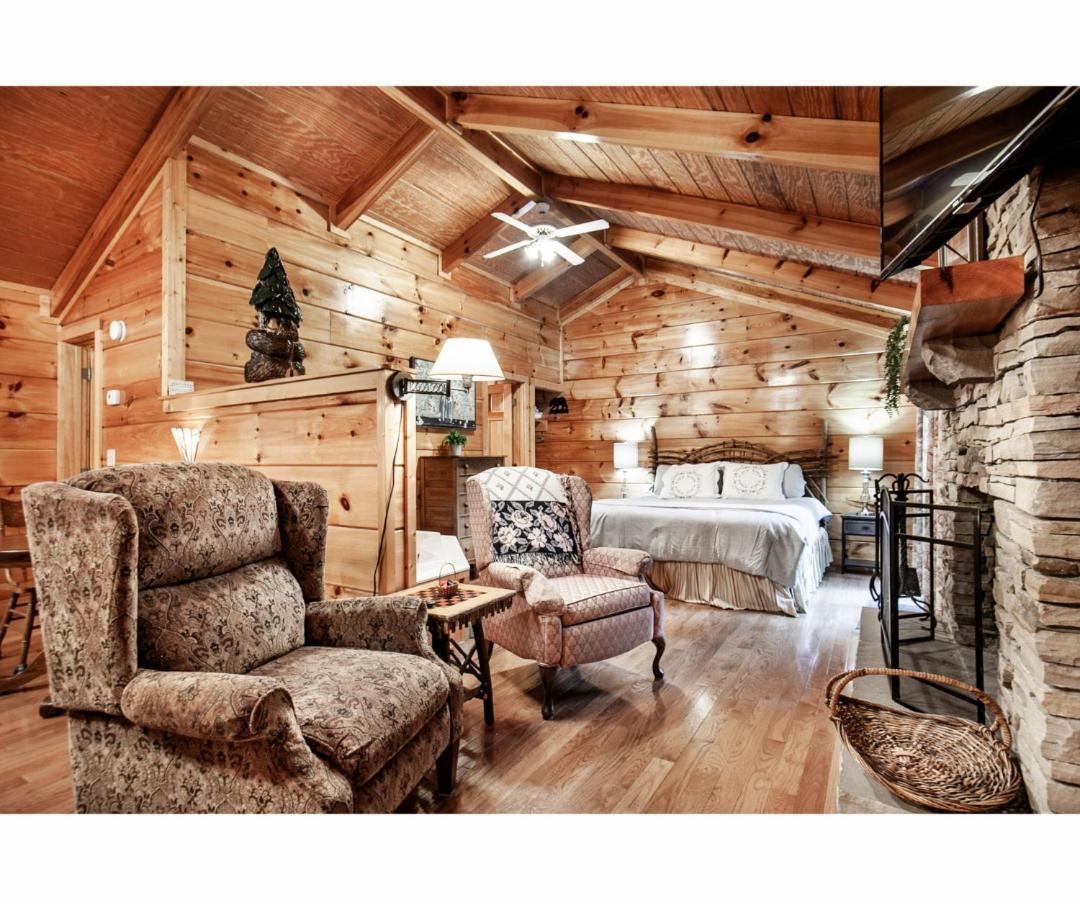 Peekaboo With Hot Tub, Pool Table, And Jacuzzi Villa Пиджен Фордж Екстериор снимка