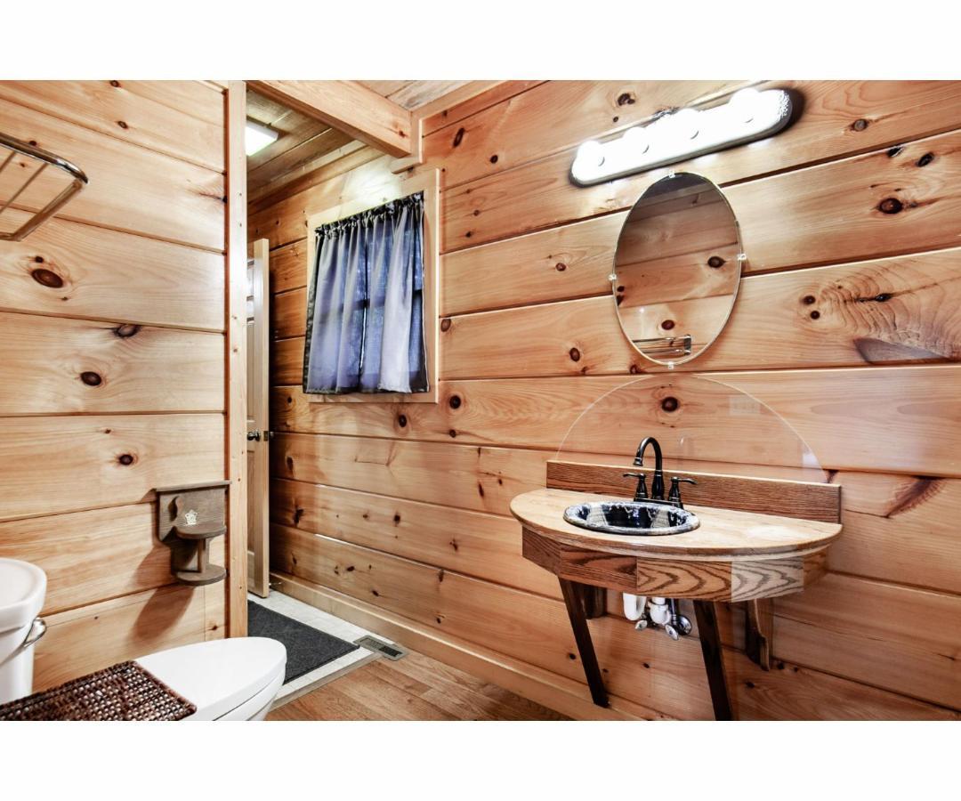 Peekaboo With Hot Tub, Pool Table, And Jacuzzi Villa Пиджен Фордж Екстериор снимка